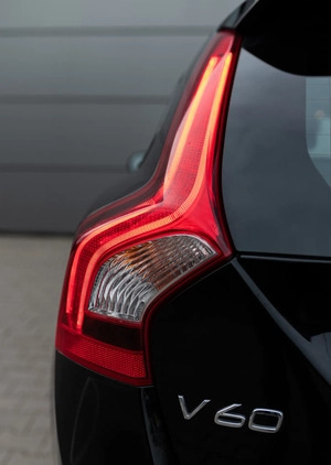 Volvo V60 cena 128000 przebieg: 81000, rok produkcji 2017 z Białystok małe 742